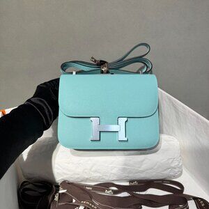 Classic DIOR Bag: A Stylish and Versatile Choice for Elegance